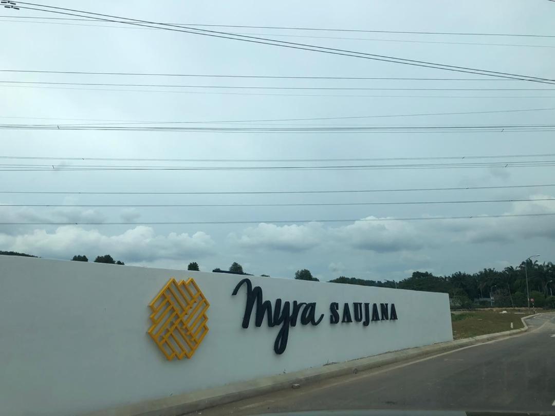 Faridz Homestay At Myra Saujana Kampong Simpang Empat Exterior foto
